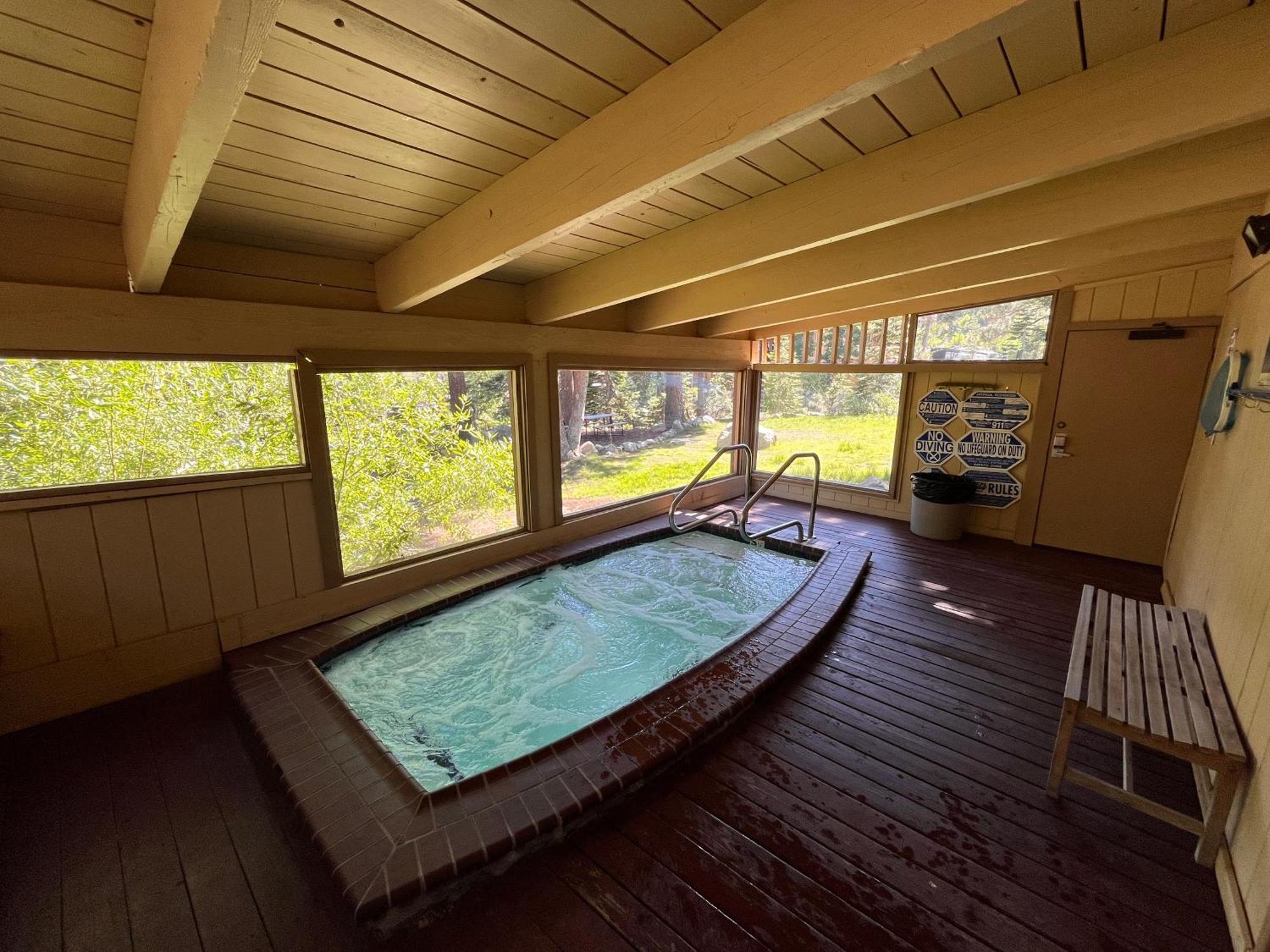 Tastefully Remodeled At Mammoth & Racquet Club, Hot Tub, Garage, 10 Min Walk To Lifts