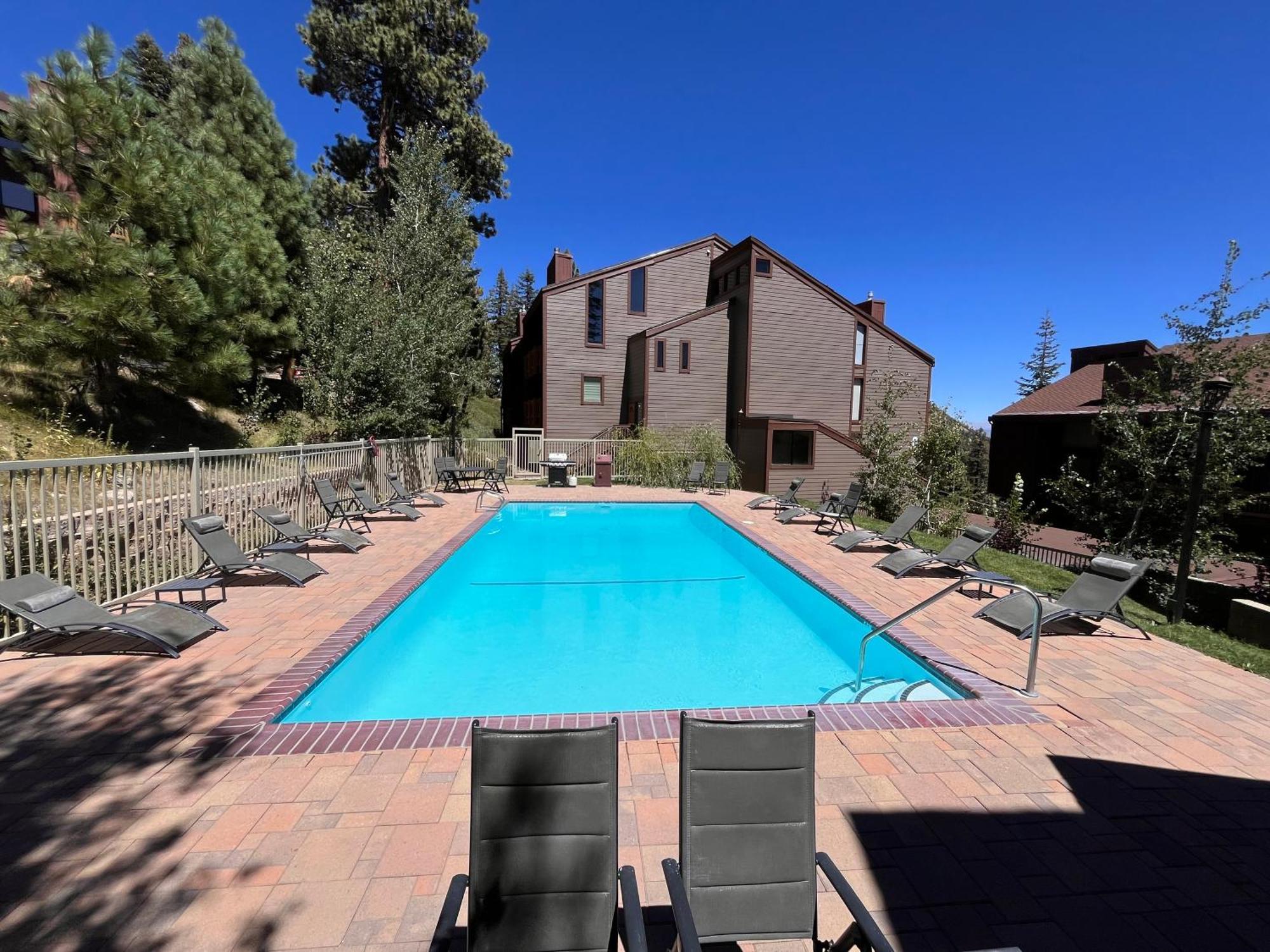 Tastefully Remodeled At Mammoth & Racquet Club, Hot Tub, Garage, 10 Min Walk To Lifts Apartment *