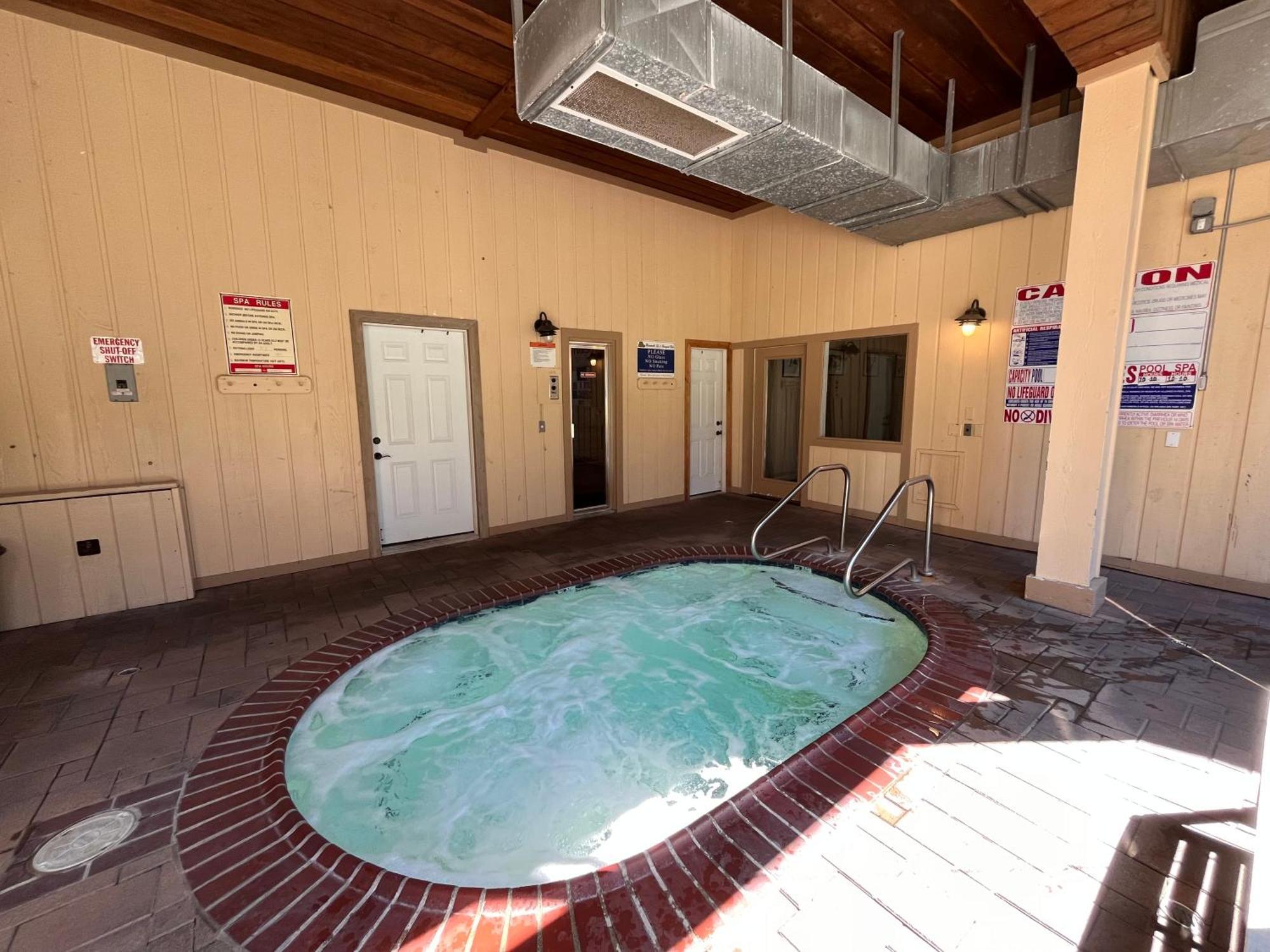 Tastefully Remodeled At Mammoth & Racquet Club, Hot Tub, Garage, 10 Min Walk To Lifts *