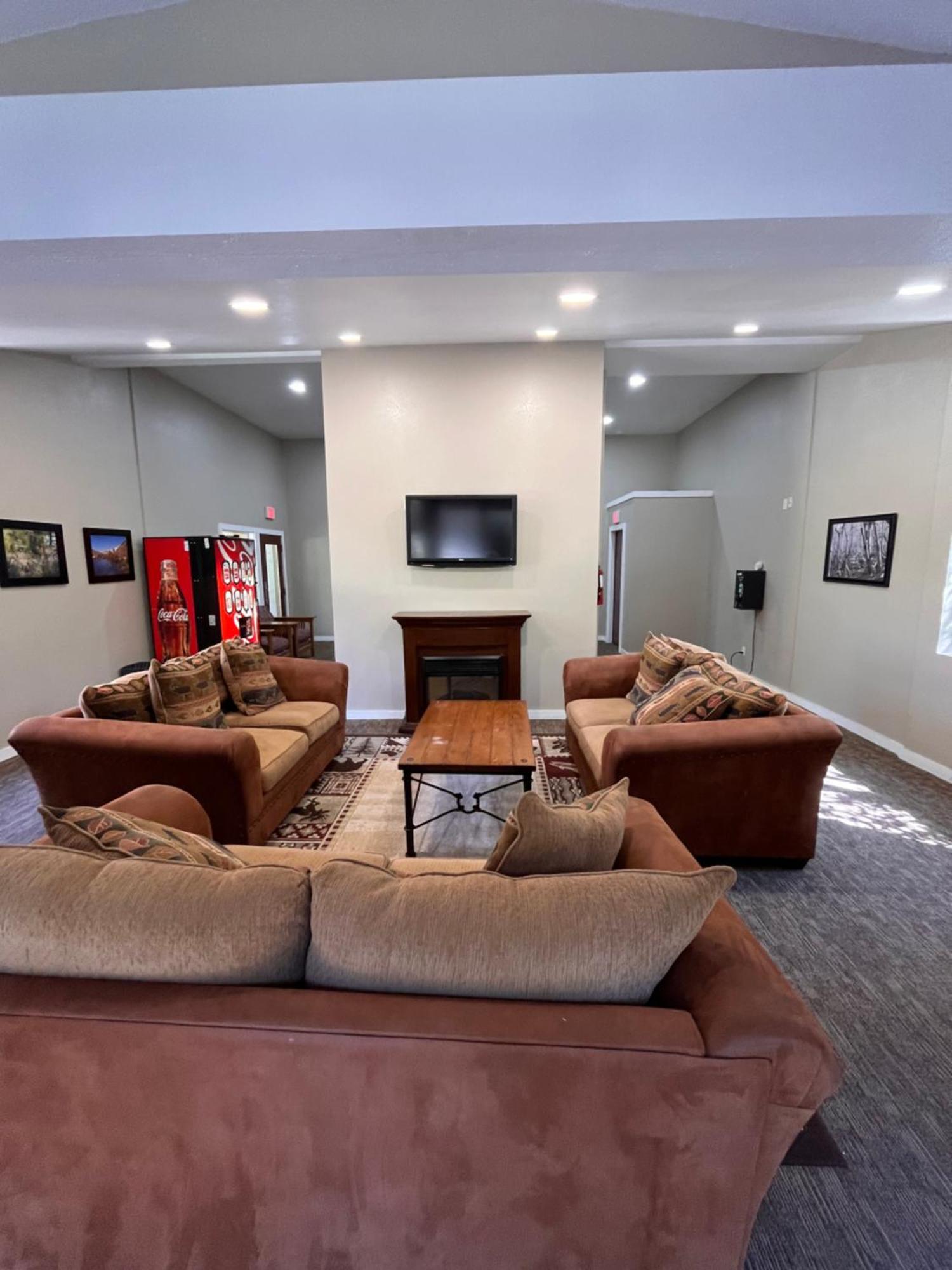 Tastefully Remodeled At Mammoth & Racquet Club, Hot Tub, Garage, 10 Min Walk To Lifts