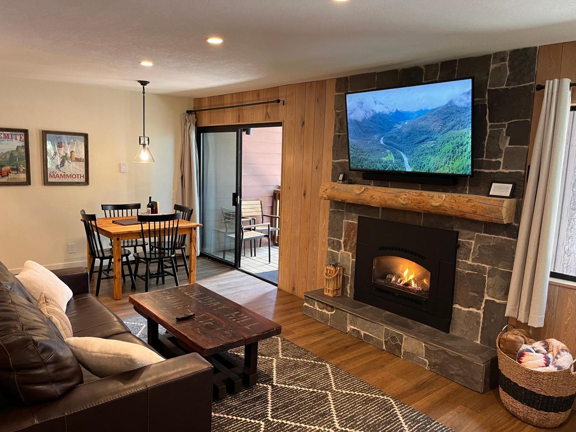 Apartment Tastefully Remodeled At Mammoth & Racquet Club, Hot Tub, Garage, 10 Min Walk To Lifts *