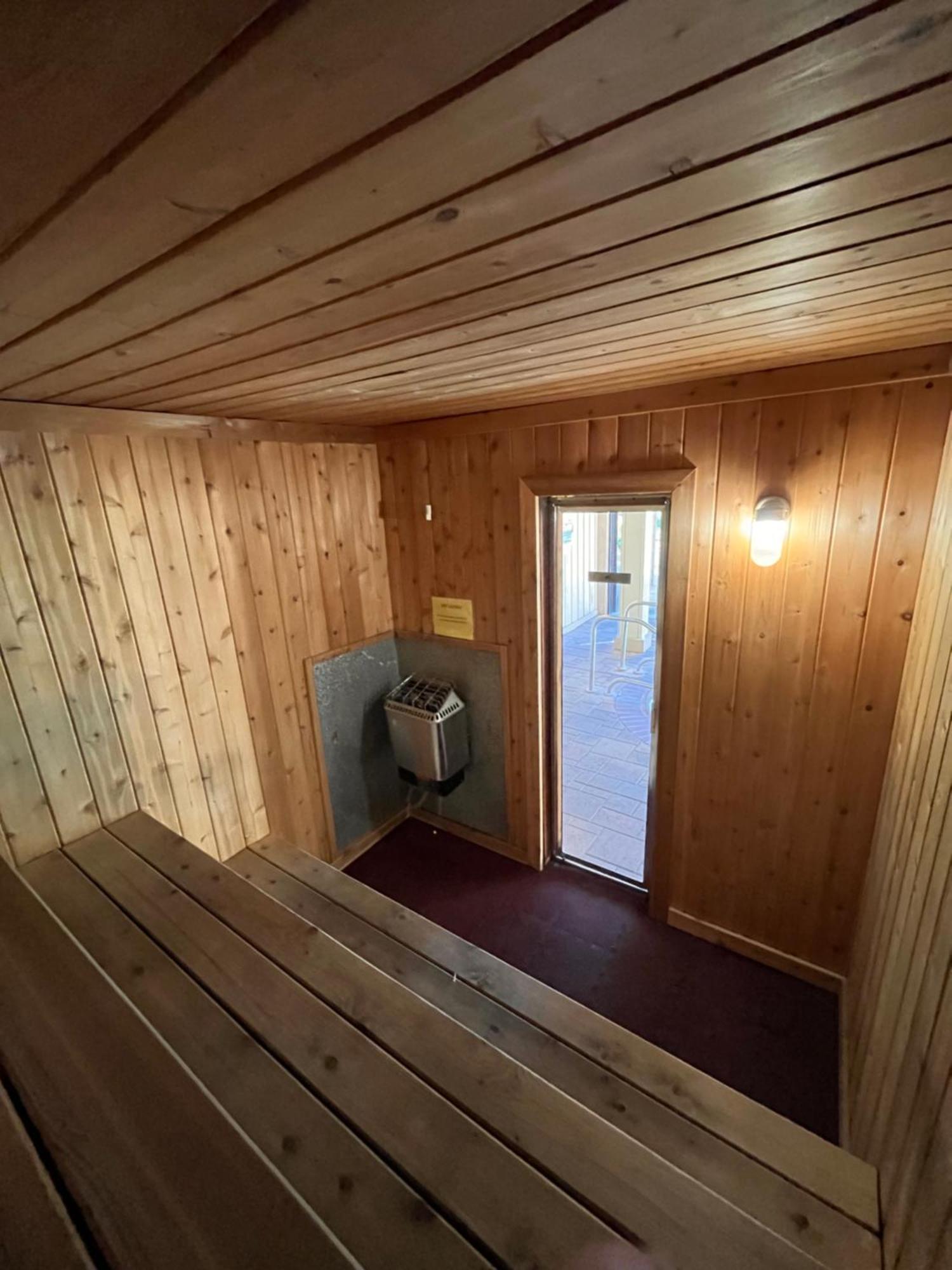 Tastefully Remodeled At Mammoth & Racquet Club, Hot Tub, Garage, 10 Min Walk To Lifts