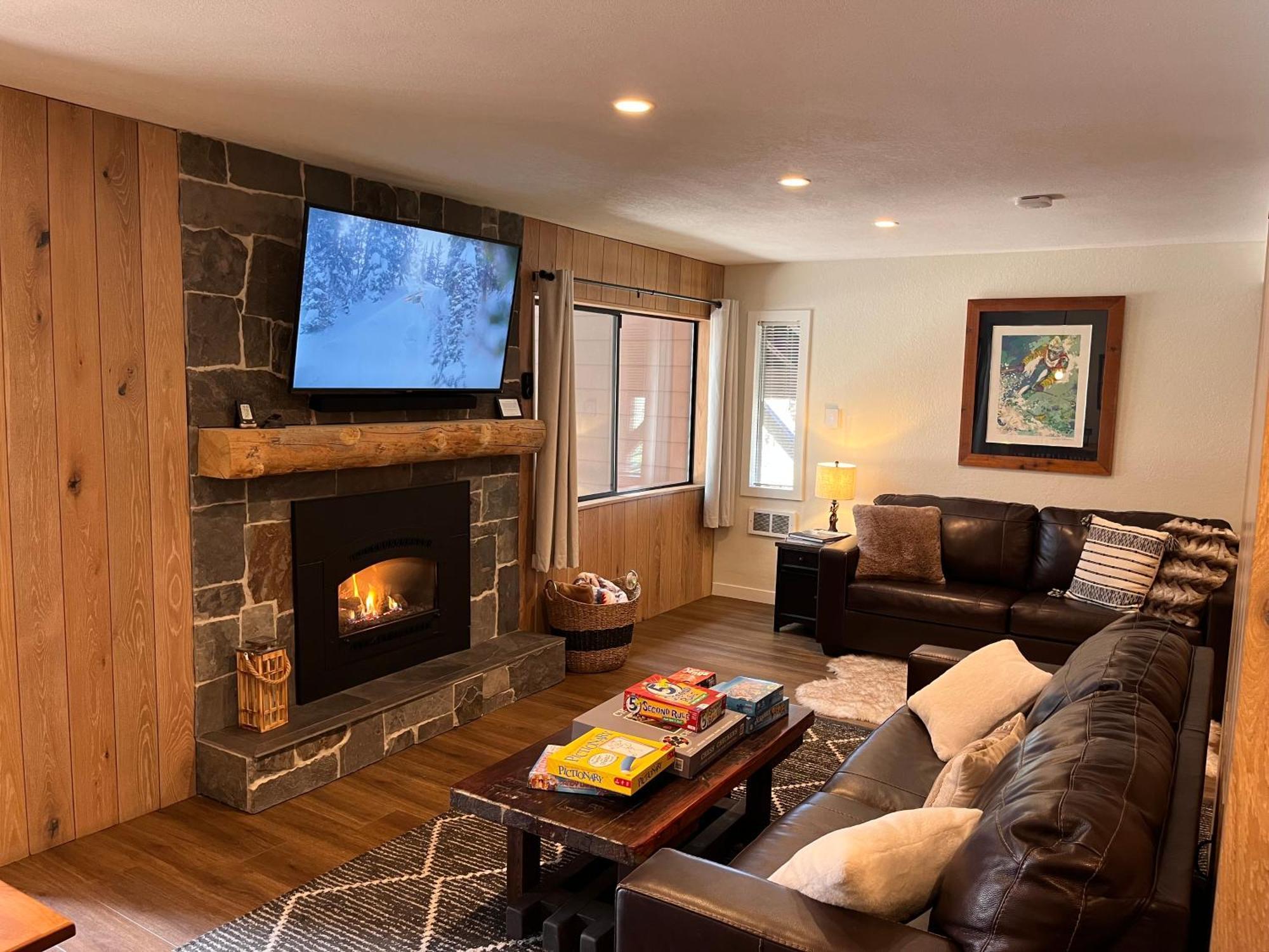 Tastefully Remodeled At Mammoth & Racquet Club, Hot Tub, Garage, 10 Min Walk To Lifts * Mammoth Lakes