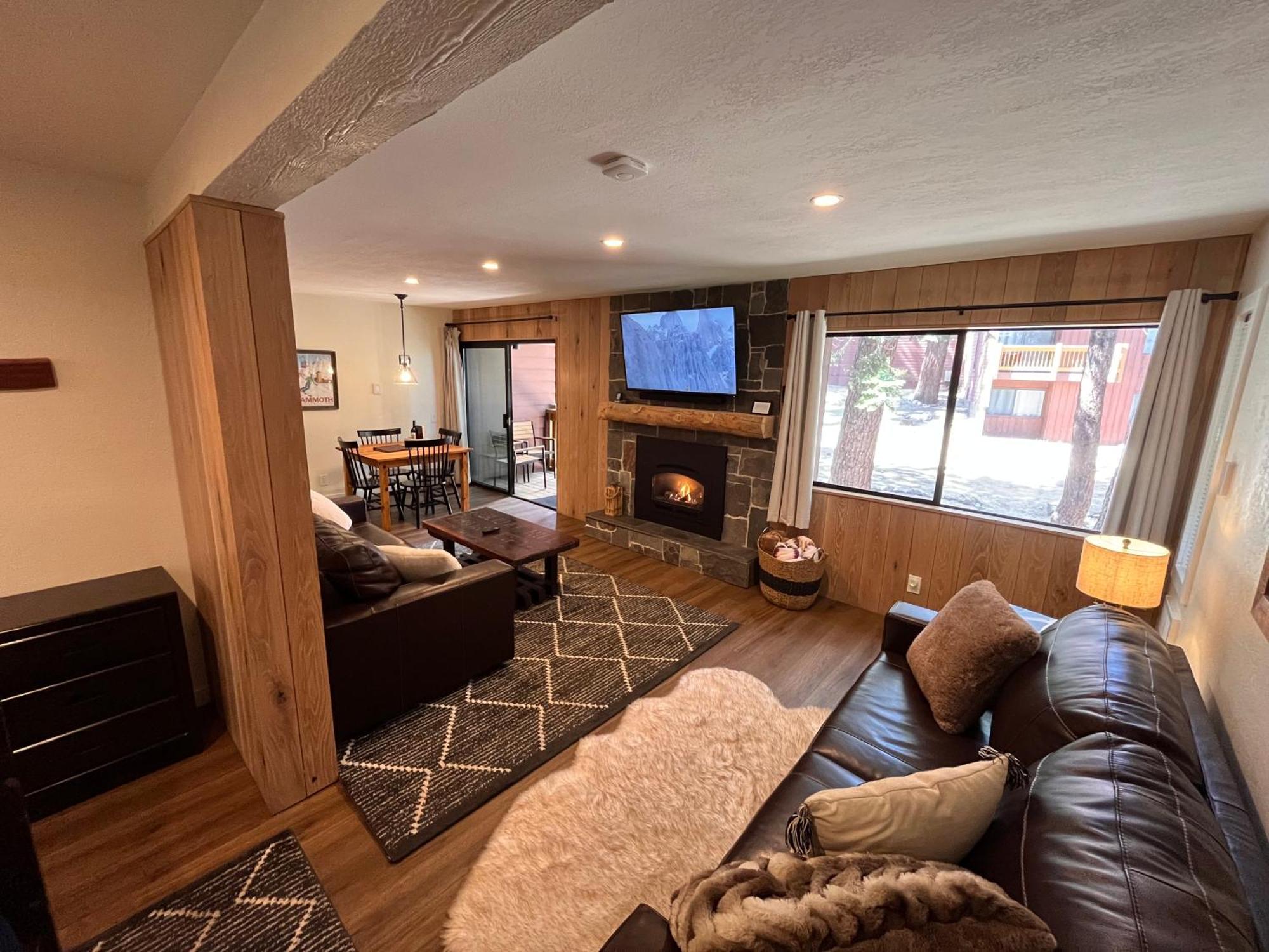 Tastefully Remodeled At Mammoth & Racquet Club, Hot Tub, Garage, 10 Min Walk To Lifts Apartment *