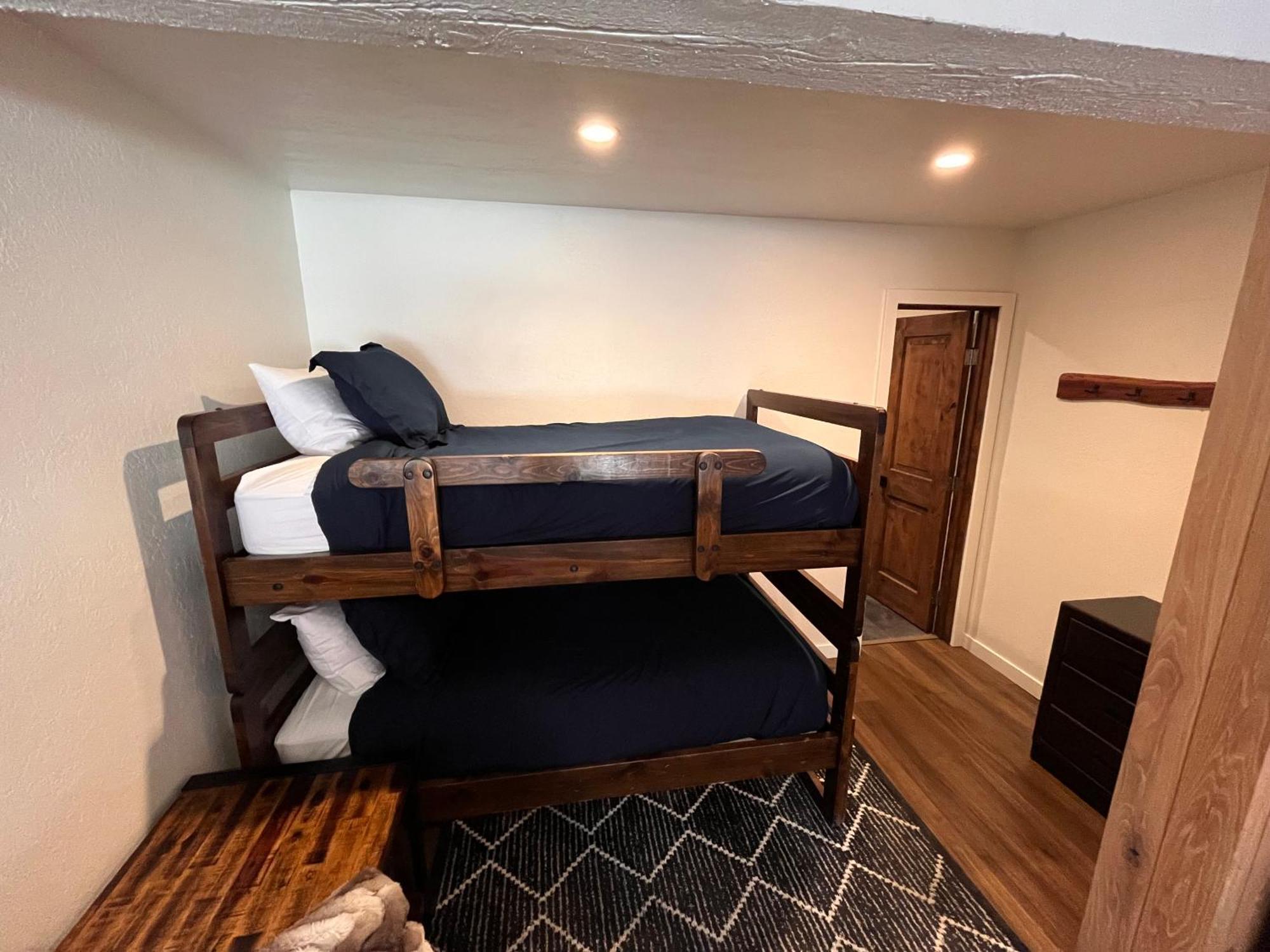 Tastefully Remodeled At Mammoth & Racquet Club, Hot Tub, Garage, 10 Min Walk To Lifts Apartment