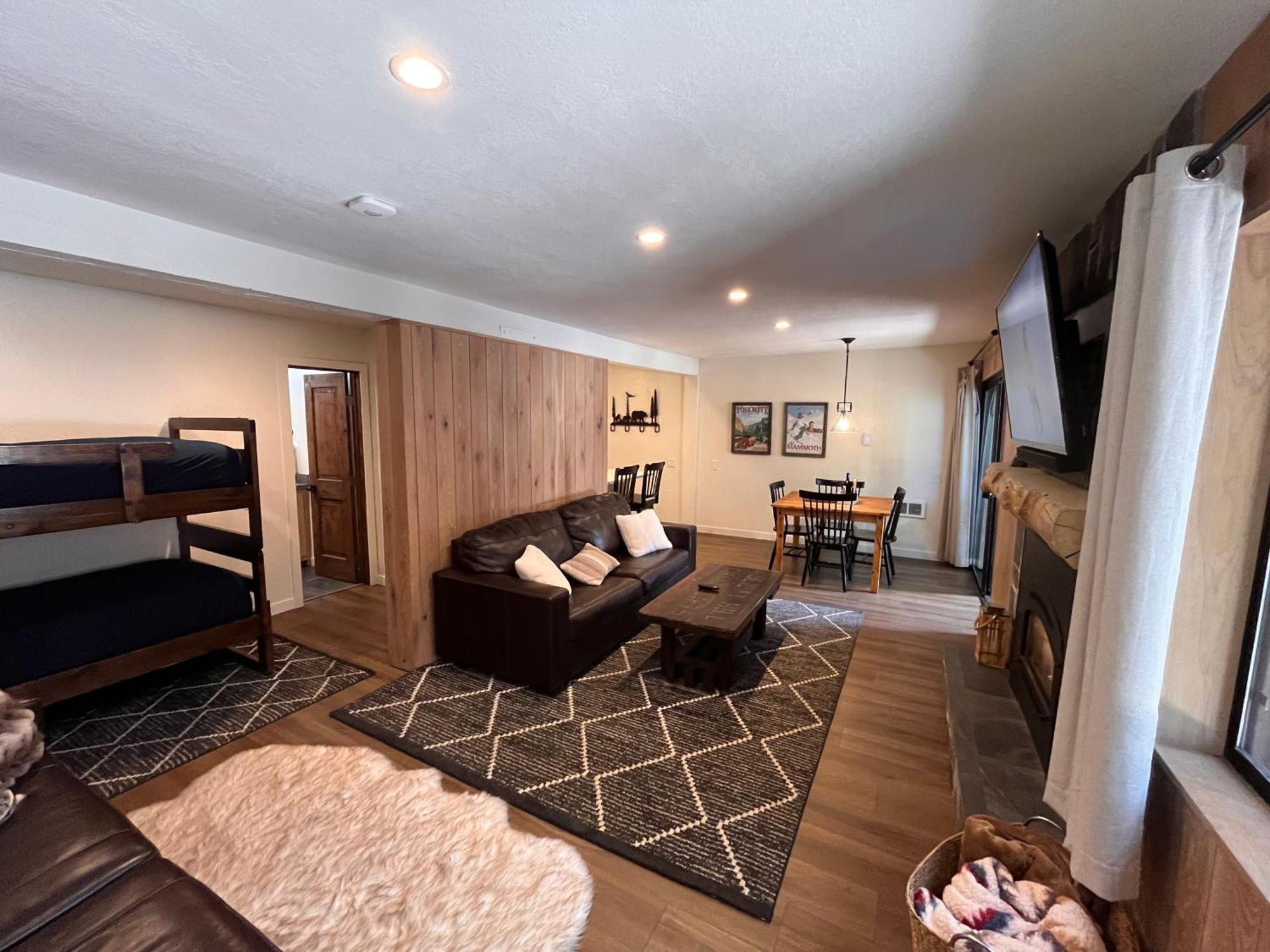 Tastefully Remodeled At Mammoth & Racquet Club, Hot Tub, Garage, 10 Min Walk To Lifts Mammoth Lakes