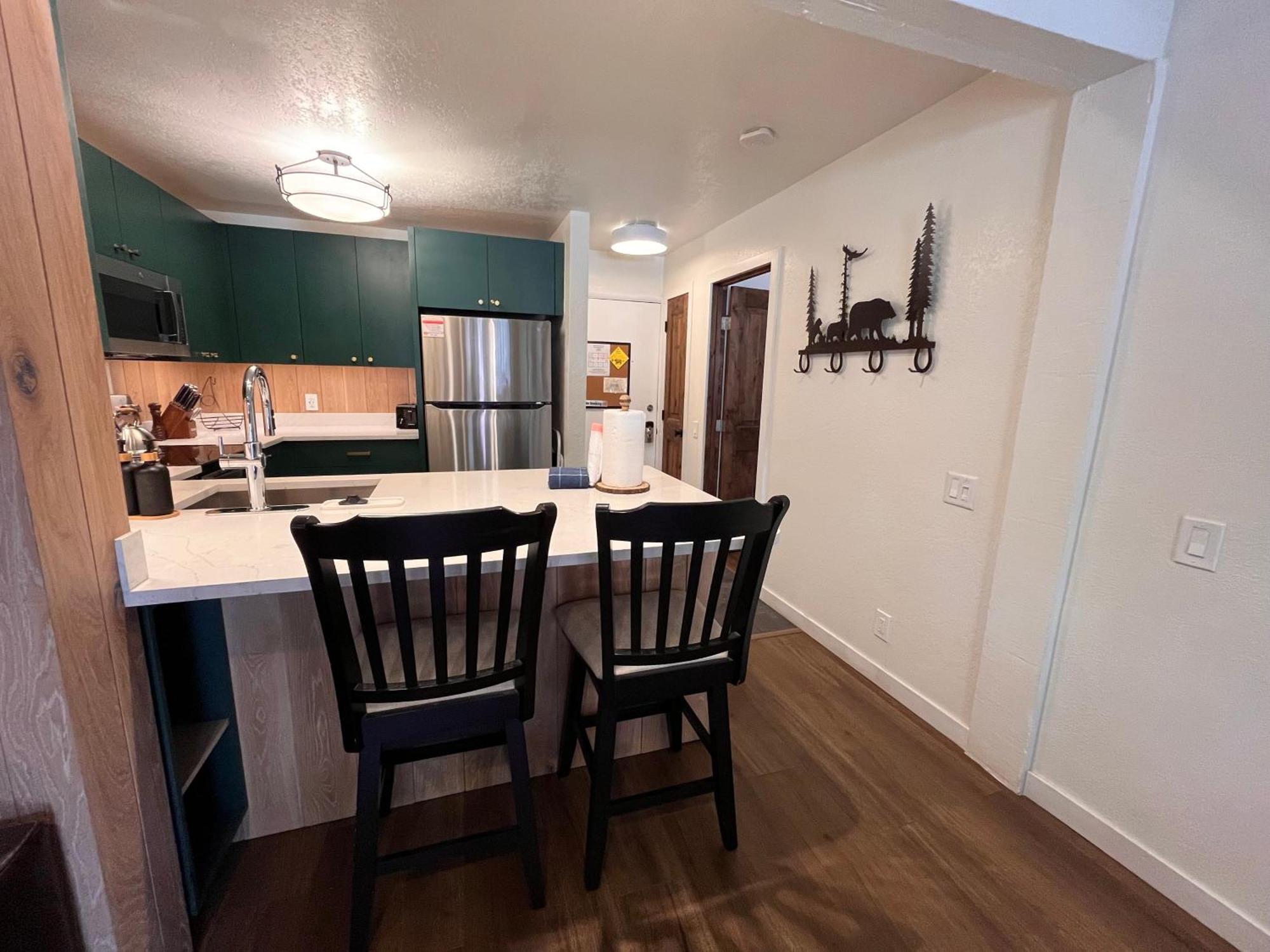 Tastefully Remodeled At Mammoth & Racquet Club, Hot Tub, Garage, 10 Min Walk To Lifts * Mammoth Lakes
