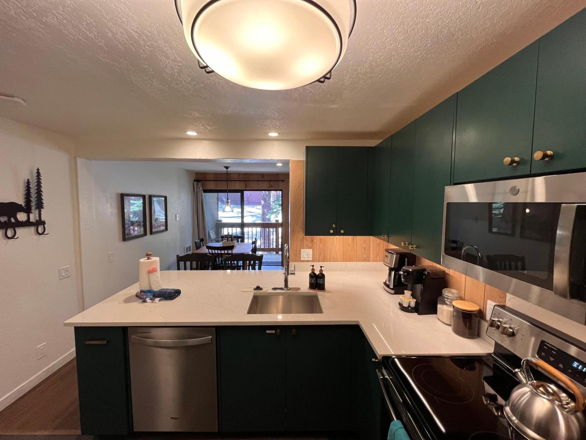 Tastefully Remodeled At Mammoth & Racquet Club, Hot Tub, Garage, 10 Min Walk To Lifts Apartment *