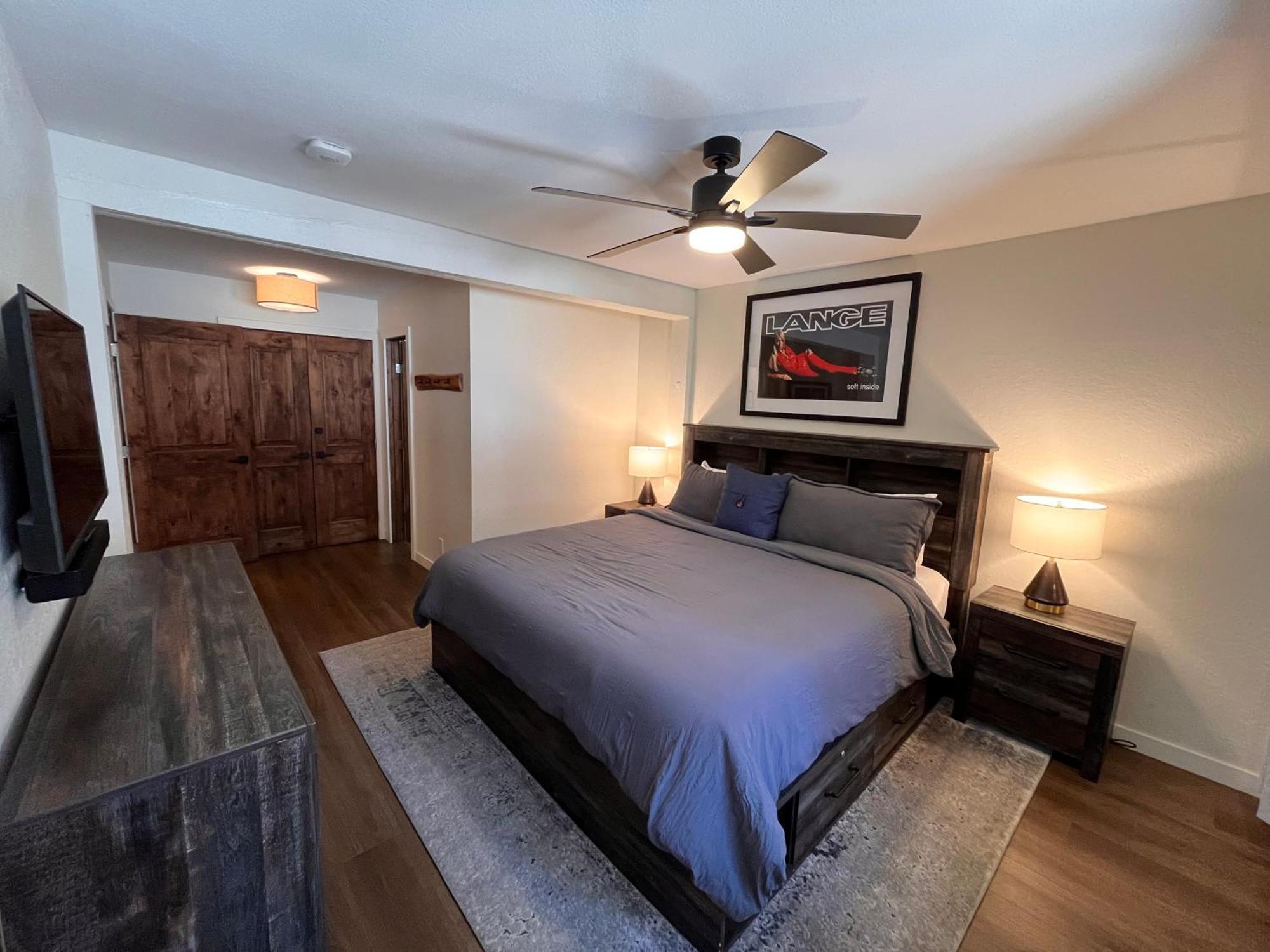 Apartment Tastefully Remodeled At Mammoth & Racquet Club, Hot Tub, Garage, 10 Min Walk To Lifts Mammoth Lakes