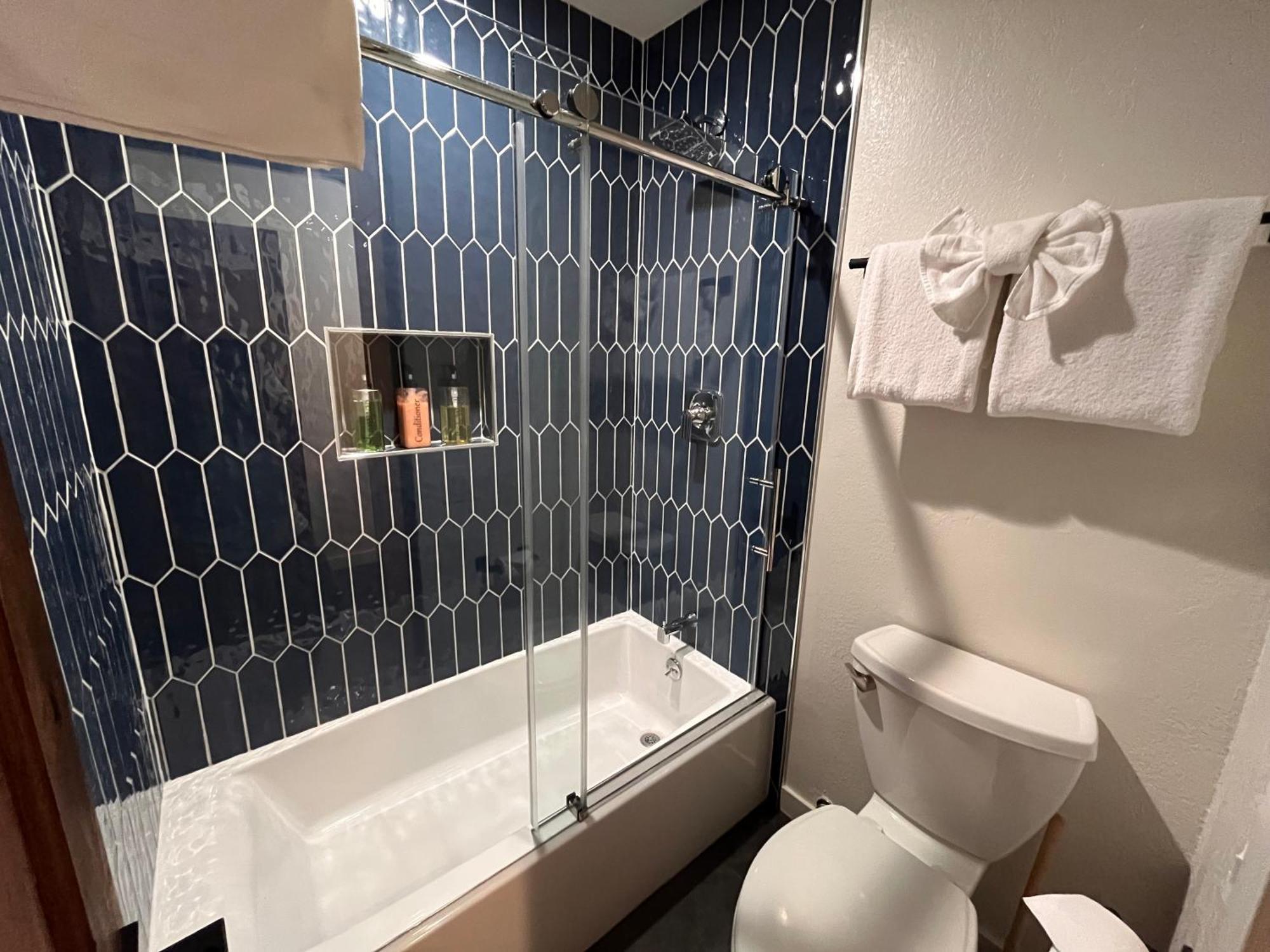 Tastefully Remodeled At Mammoth & Racquet Club, Hot Tub, Garage, 10 Min Walk To Lifts *