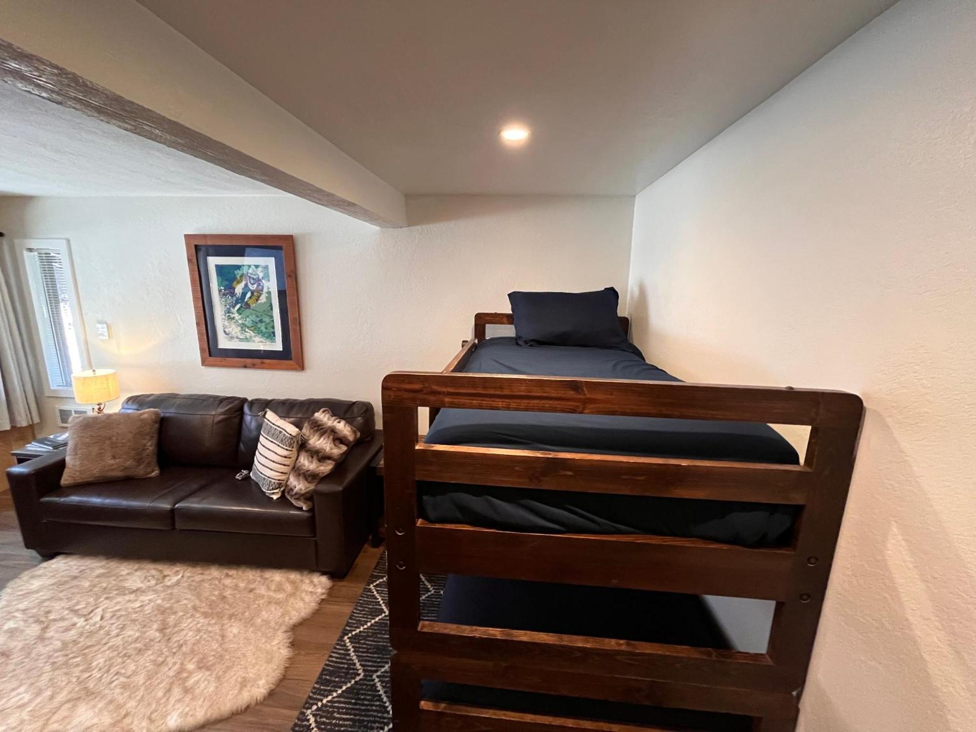 Tastefully Remodeled At Mammoth & Racquet Club, Hot Tub, Garage, 10 Min Walk To Lifts Apartment *