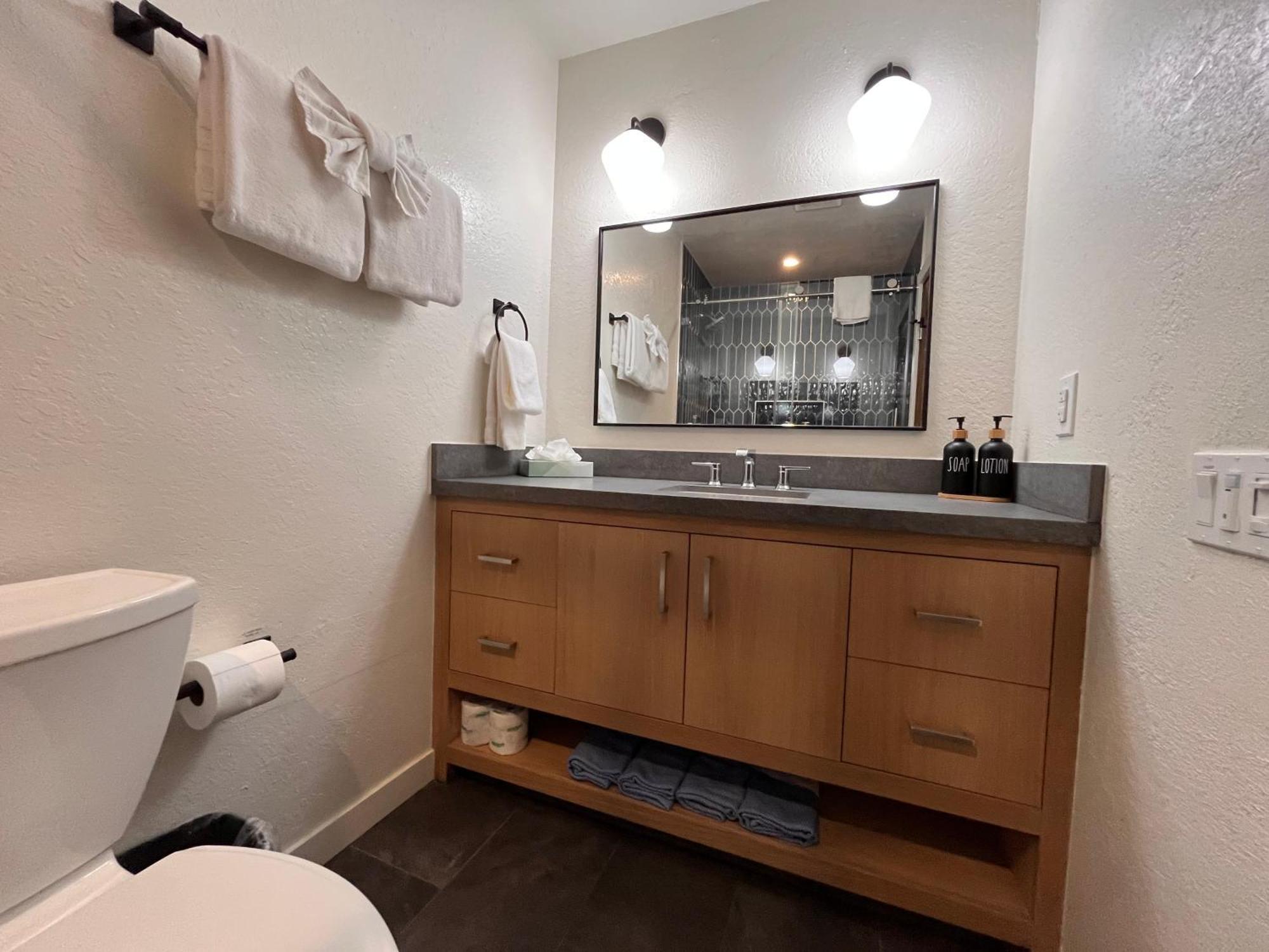 Tastefully Remodeled At Mammoth & Racquet Club, Hot Tub, Garage, 10 Min Walk To Lifts Apartment Mammoth Lakes