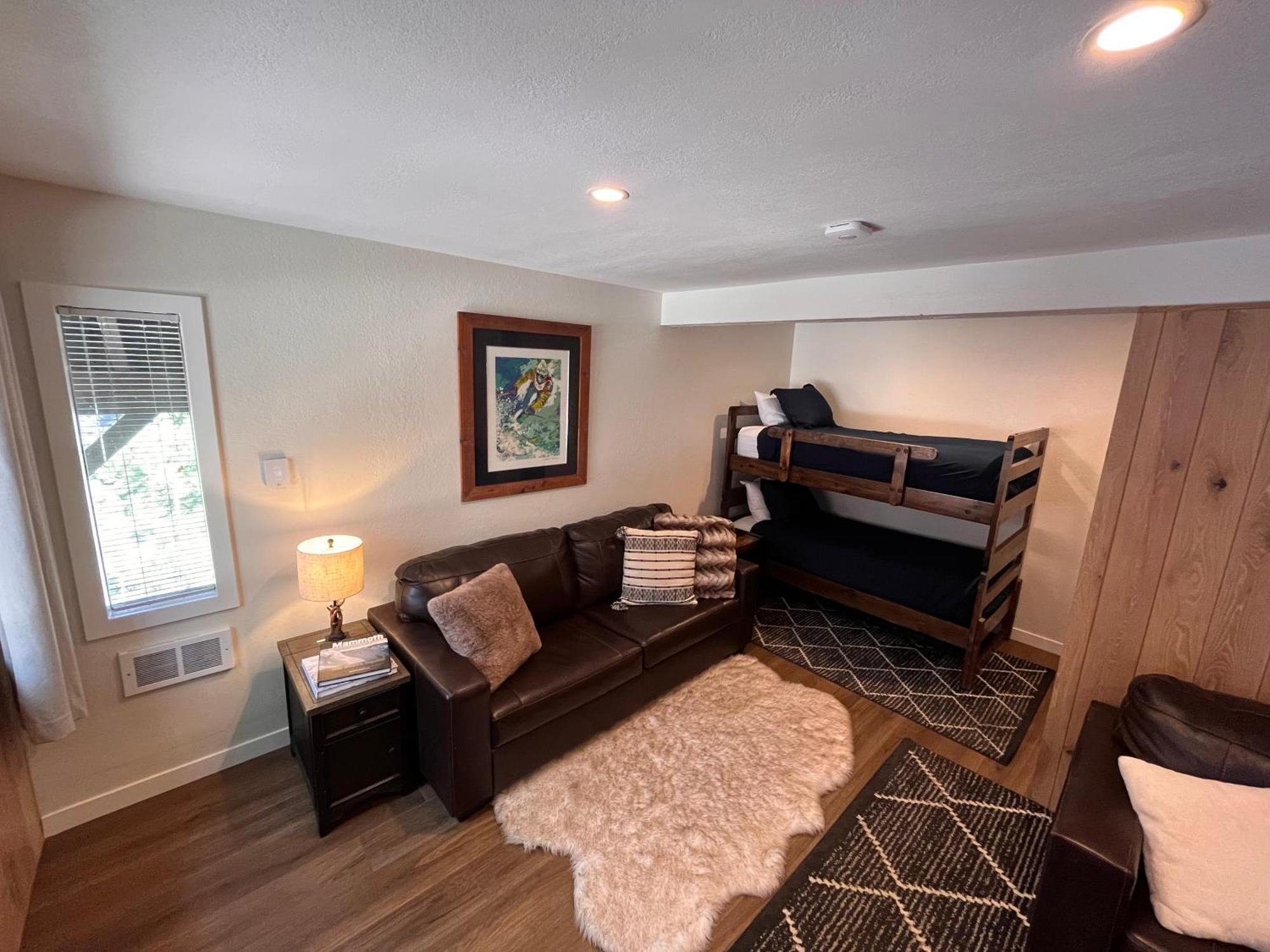 Tastefully Remodeled At Mammoth & Racquet Club, Hot Tub, Garage, 10 Min Walk To Lifts * Mammoth Lakes