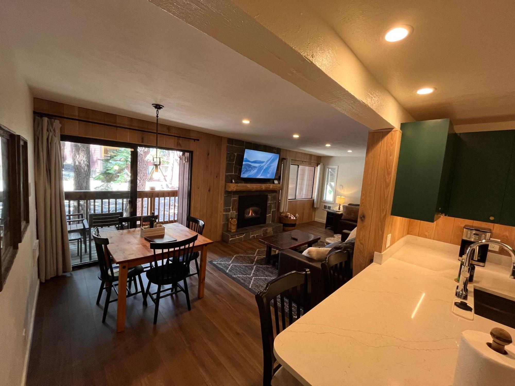 Tastefully Remodeled At Mammoth & Racquet Club, Hot Tub, Garage, 10 Min Walk To Lifts Apartment *