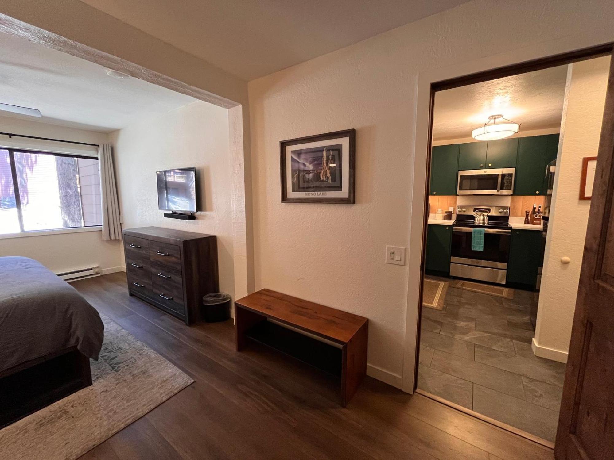 Tastefully Remodeled At Mammoth & Racquet Club, Hot Tub, Garage, 10 Min Walk To Lifts Apartment Mammoth Lakes