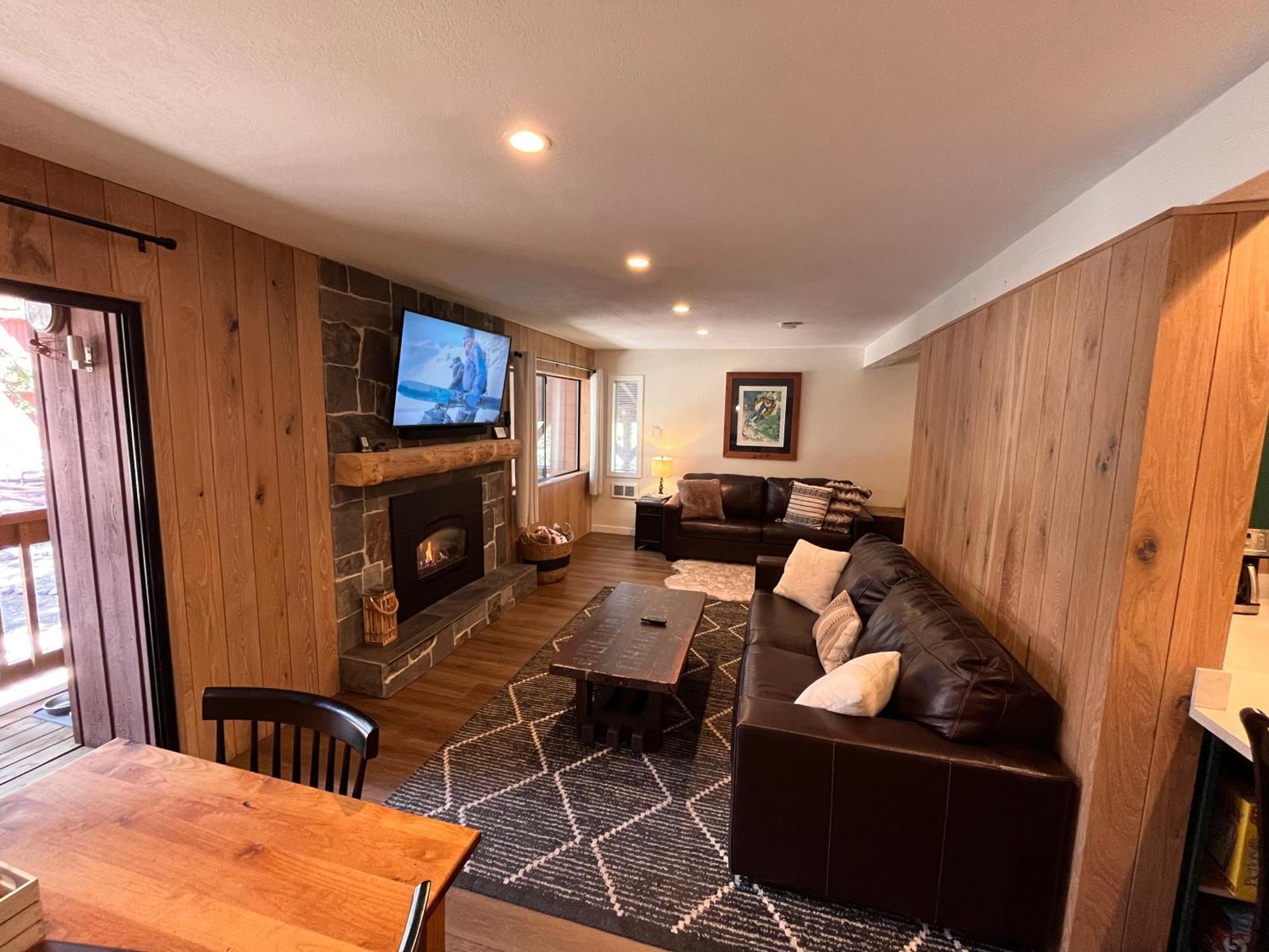 Apartment Tastefully Remodeled At Mammoth & Racquet Club, Hot Tub, Garage, 10 Min Walk To Lifts Mammoth Lakes