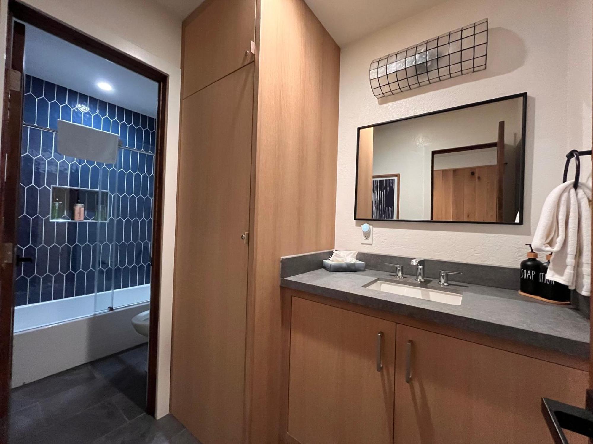 Tastefully Remodeled At Mammoth & Racquet Club, Hot Tub, Garage, 10 Min Walk To Lifts *