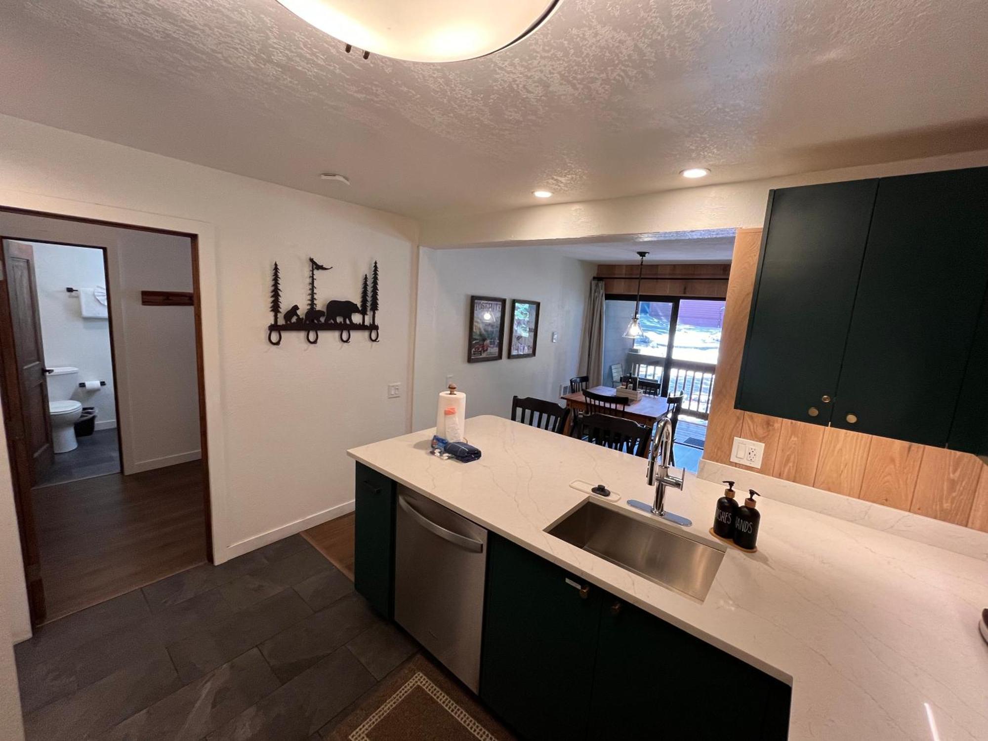 Tastefully Remodeled At Mammoth & Racquet Club, Hot Tub, Garage, 10 Min Walk To Lifts *