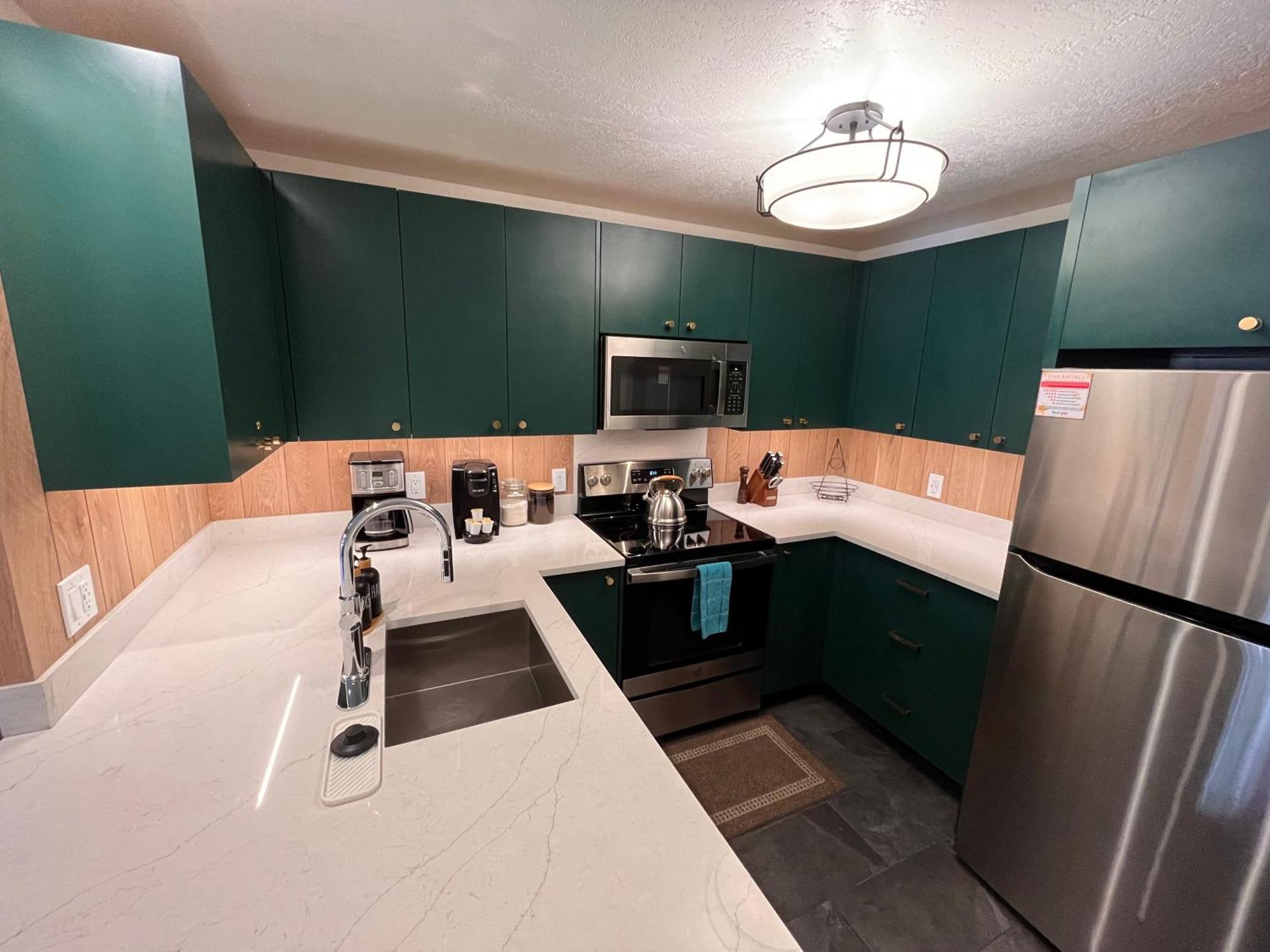 Tastefully Remodeled At Mammoth & Racquet Club, Hot Tub, Garage, 10 Min Walk To Lifts Apartment