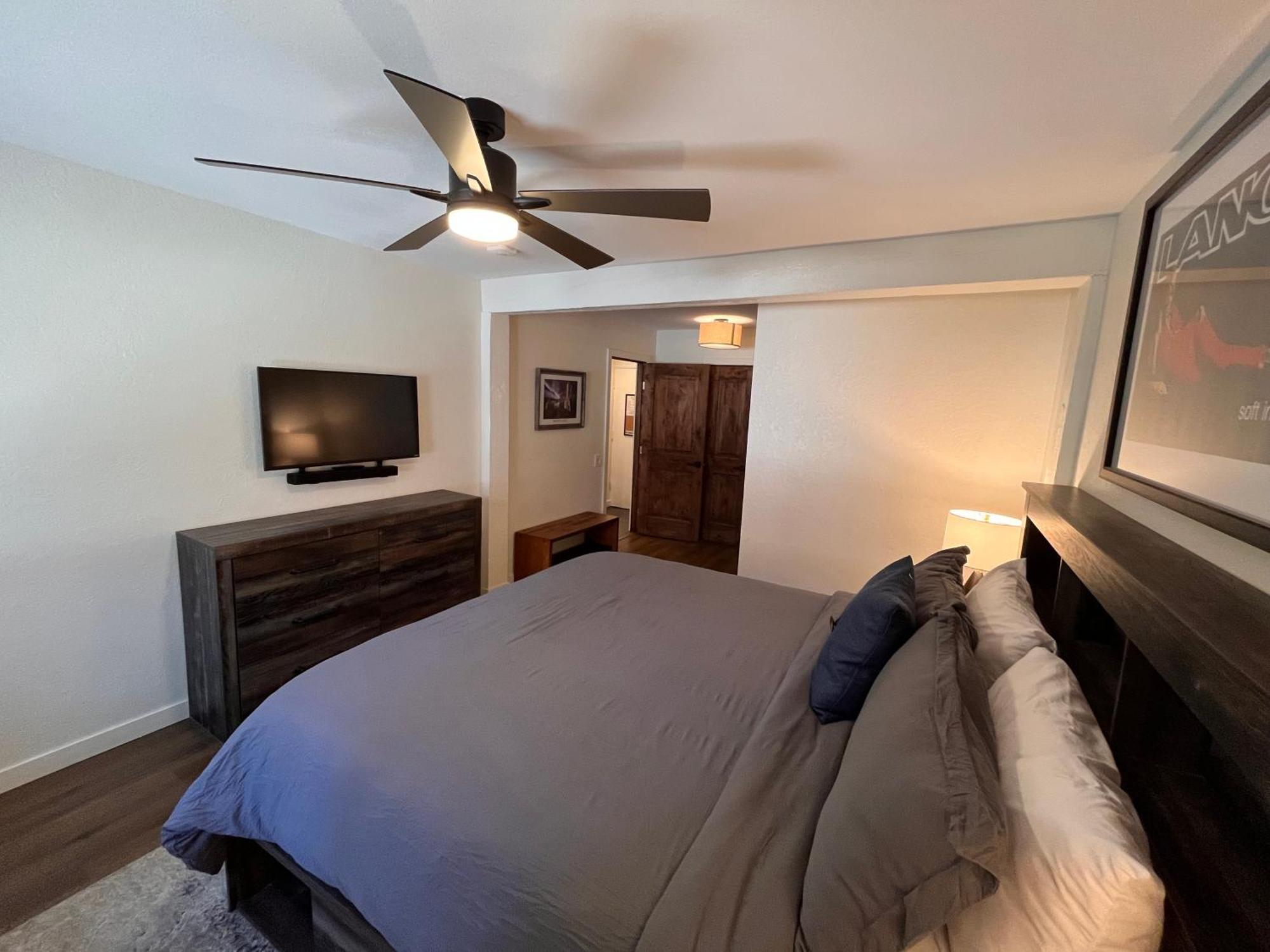 Tastefully Remodeled At Mammoth & Racquet Club, Hot Tub, Garage, 10 Min Walk To Lifts Apartment Mammoth Lakes