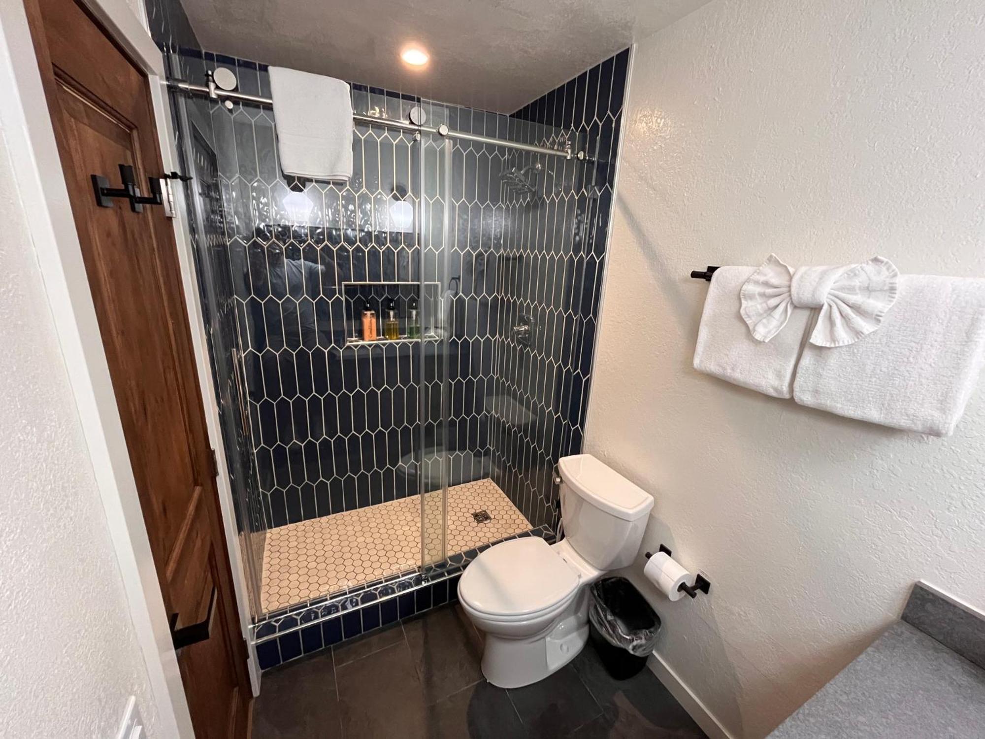 Apartment Tastefully Remodeled At Mammoth & Racquet Club, Hot Tub, Garage, 10 Min Walk To Lifts Mammoth Lakes