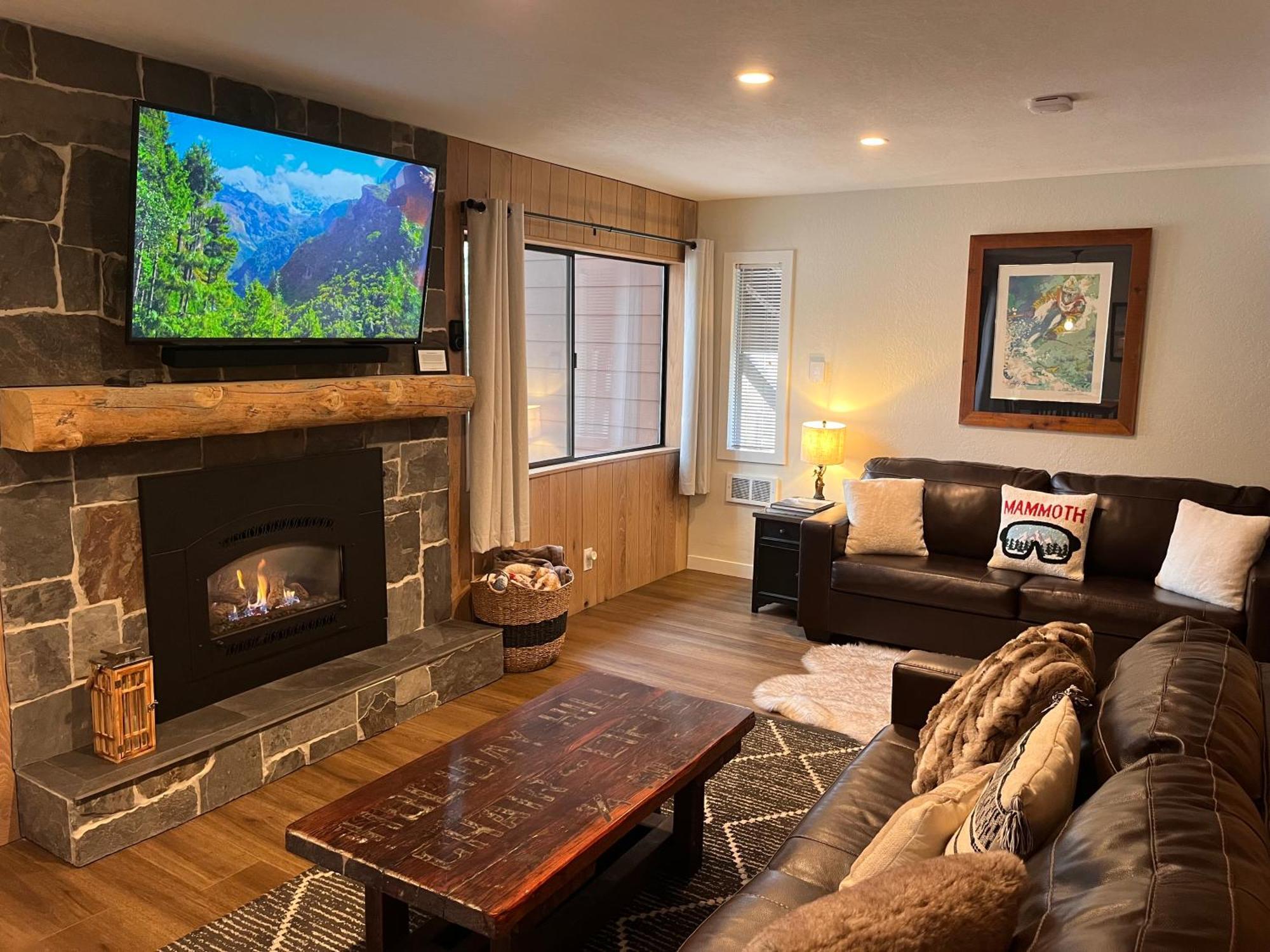 Tastefully Remodeled At Mammoth & Racquet Club, Hot Tub, Garage, 10 Min Walk To Lifts Apartment Mammoth Lakes