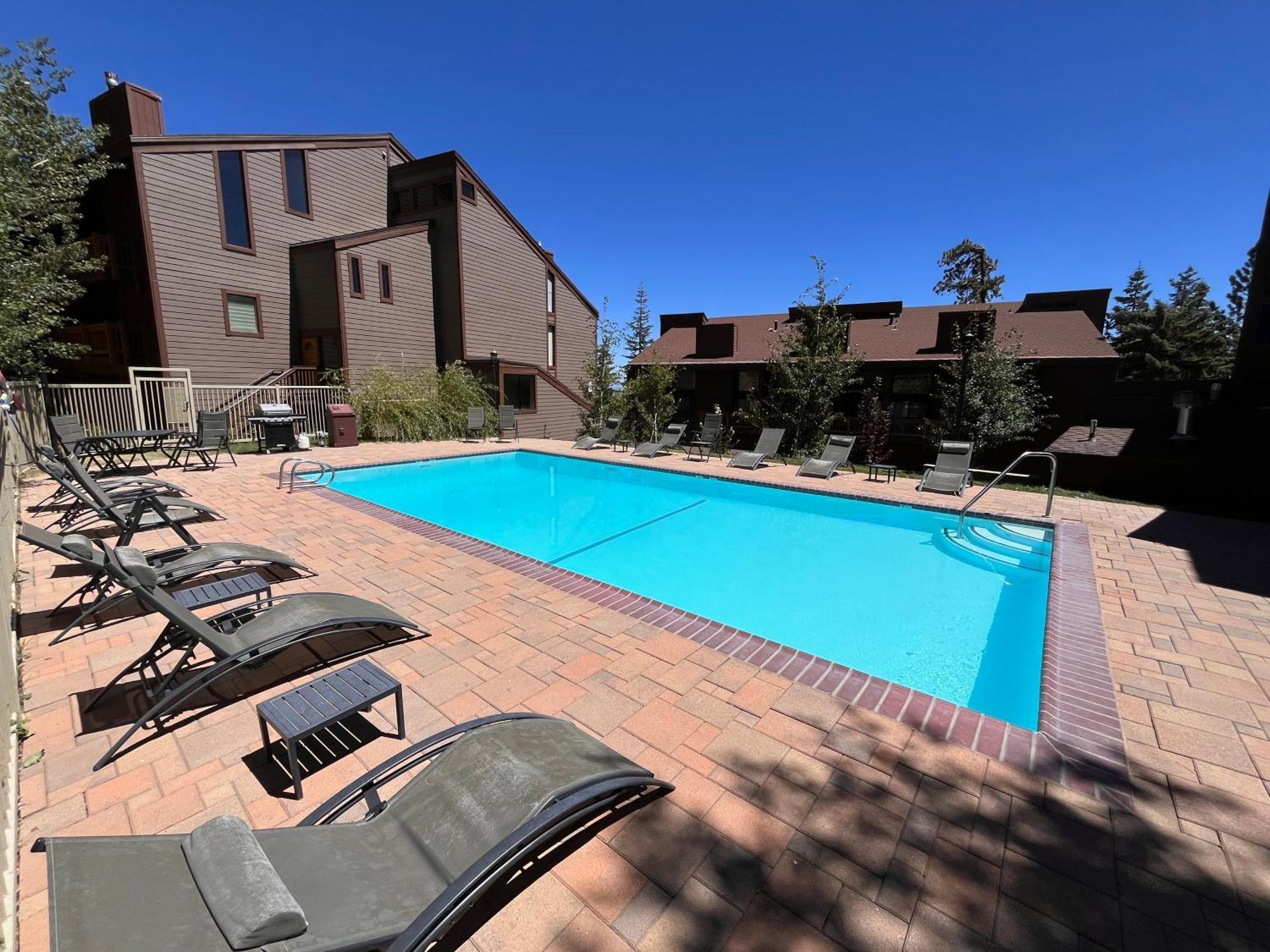 Tastefully Remodeled At Mammoth & Racquet Club, Hot Tub, Garage, 10 Min Walk To Lifts * Mammoth Lakes