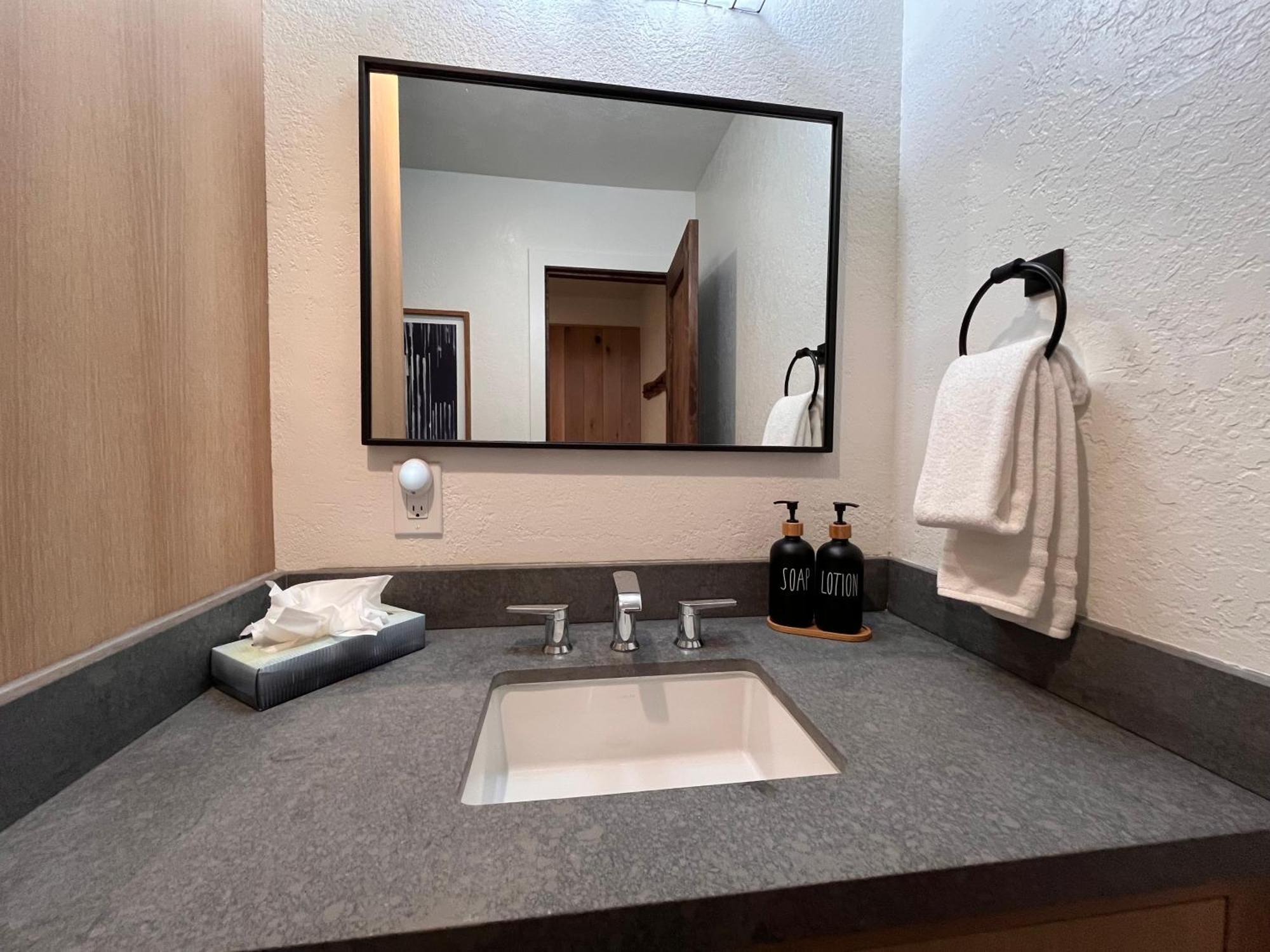 Tastefully Remodeled At Mammoth & Racquet Club, Hot Tub, Garage, 10 Min Walk To Lifts Apartment Mammoth Lakes